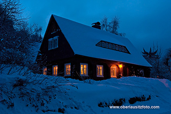 Foto von Peter Hennig PIXELWERKSTATT Historisches Umgebindehaus in Jonsdorf, Winter, blaue Stunde